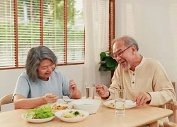 Người cao tuổi ăn sáng muộn ảnh hưởng tới sức khỏe và tuổi thọ