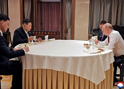 Nhân viên lau sạch vật dụng ông Kim Jong-un dùng khi gặp ông Putin