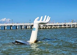 Những bàn tay "khổng lồ" ở bãi biển Thanh Hóa bị sóng đánh nghiêng ngả