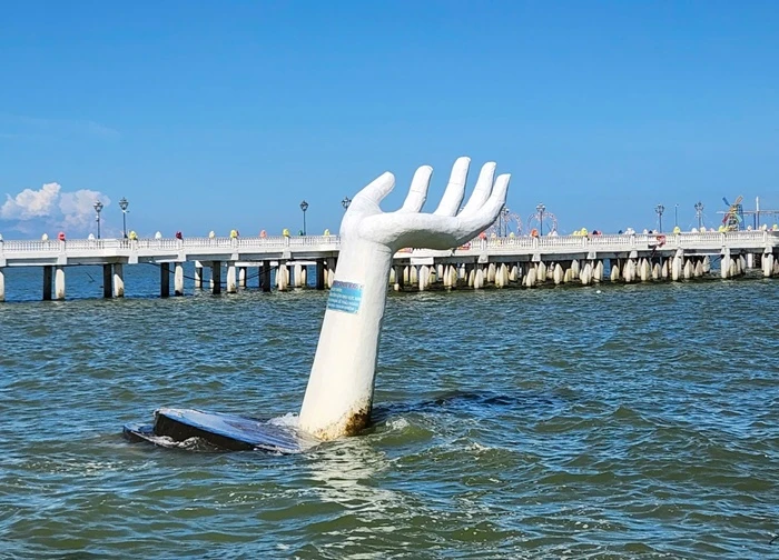 Những bàn tay "khổng lồ" ở bãi biển Thanh Hóa bị sóng đánh nghiêng ngả