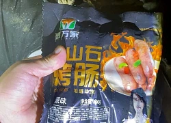 Phát hiện xe khách vận chuyển hơn 600 túi lạp xưởng không rõ nguồn gốc