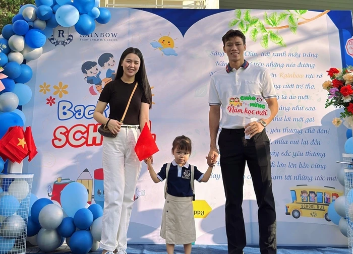 Quế Ngọc Hải nắm tay con gái đến lớp ngày khai giảng, trên sân bản lĩnh, về nhà chuẩn người đàn ông của gia đình
