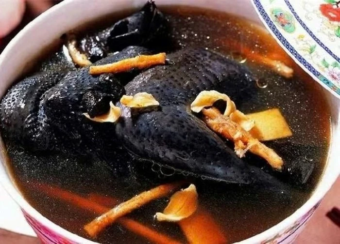 Thịt gà ác - món ăn bổ dưỡng và vị thuốc quý trong Đông y
