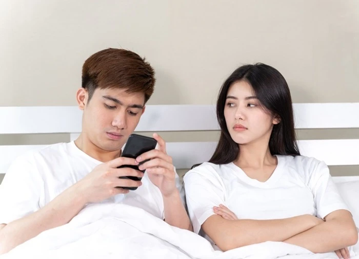 Chồng mỗi đêm luôn lén lút làm một việc, có con 3 tuổi tôi mới biết sự thật