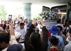 YouTuber vây quanh nơi hỏa táng Ngọc Trinh, người nhà cầu xin