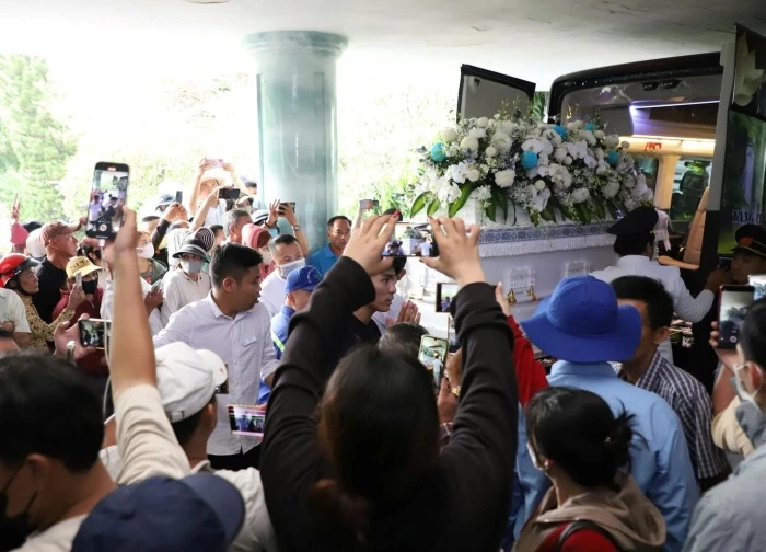 YouTuber vây quanh nơi hỏa táng Ngọc Trinh, người nhà cầu xin