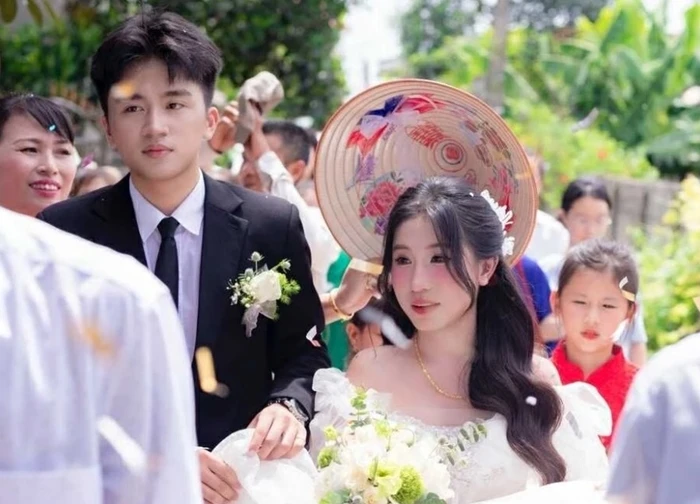 Cặp đôi dựng rạp ở trường cũ, mời thầy cô, bác bảo vệ ăn cưới