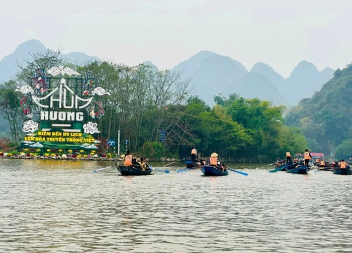 Để danh thắng Hương Sơn bốn mùa đông khách