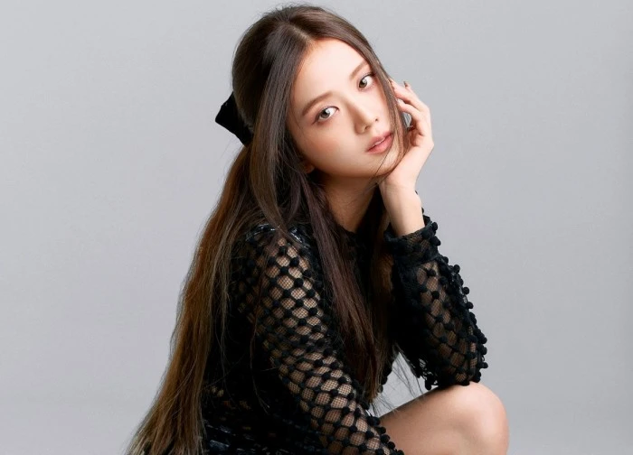 Jisoo: Ngôi sao đa tài hay chỉ là 'bình hoa di động'?