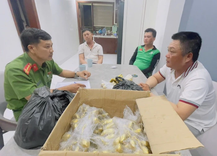 Lừa đổi cổ vật giả lấy chiếc nhẫn trị giá 5.000 USD