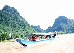 Mưu sinh bằng nghề chở khách trên sông Son