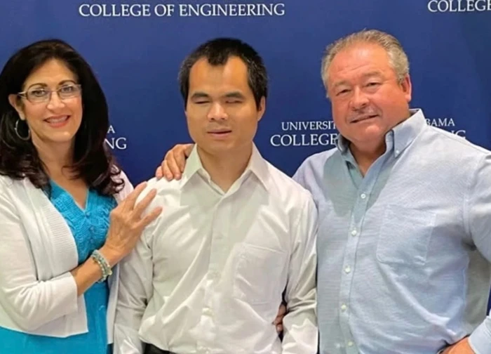Người đàn ông mù có hai bằng đại học, làm kỹ sư hàng không