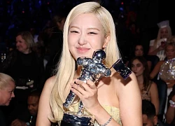 Rosé "căng như dây đàn" ở khoảnh khắc làm nên lịch sử Kpop, cố tình đi trễ VMAs vì biết sẽ thắng giải?