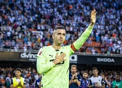 Thủ môn Valencia bất ngờ giải nghệ vì con gái