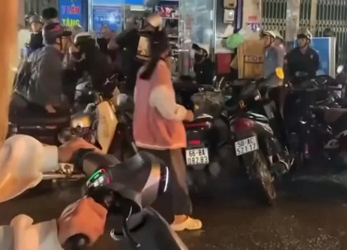 TP Hồ Chí Minh: Xác minh nhóm thanh niên hành hung đôi nam nữ giữa đường