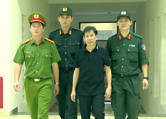Quân sư kín tiếng đứng đằng sau trùm giang hồ Vi 'ngộ' là ai?