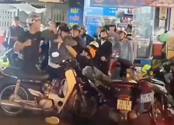 Xác minh clip đôi nam nữ bị hàng chục thanh niên đánh hội đồng giữa phố