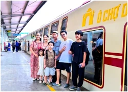 [Ảnh] Du khách háo hức với hành trình độc đáo của Đoàn tàu du lịch 5 cửa ô
