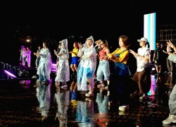 D-1 đến concert Em Xinh: Cả dàn nghệ sĩ đội mưa luyện tập, gì cũng dám làm dự đoán 1 đêm "ê hề content"
