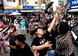 Đạp cửa, trèo tường để giật cô hồn: Cuộc chiến phản cảm!