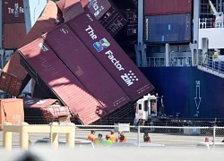 Hàng chục container rơi khỏi tàu đang neo đậu tại cảng Long Beach