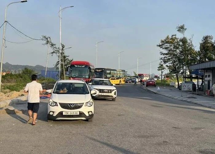 Hành khách bị từ chối lên phà rời đảo Cát Bà: Phê bình Sở Xây dựng Hải Phòng