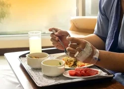 Khi hóa trị, xạ trị, điều trị nhắm trúng đích nên ăn như thế nào?