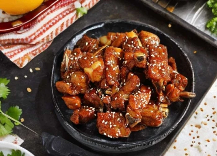 "Khi nào nên cho giấm vào sườn chua ngọt?": Đầu bếp chỉ cách làm đúng để có vị chua ngọt đậm đà, ăn là mê