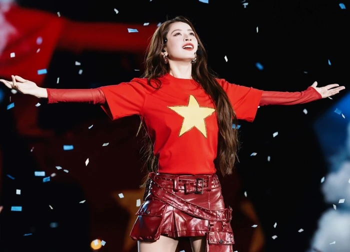 Mỹ nhân đẹp nhất Việt Nam từng bị phản đối làm ca sĩ nay đắt show đáng nể, song ca với Huỳnh Hiểu Minh còn gây sốt xứ Trung