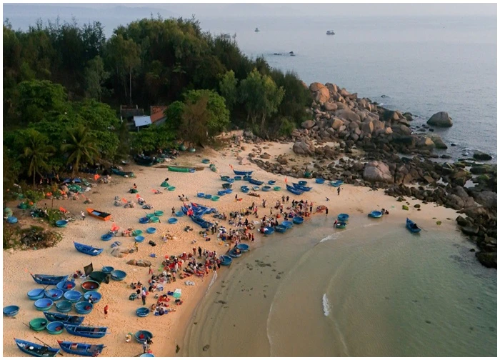 Đến làng chài 'triệu view', khách ngỡ ngàng vì bánh xèo 3 nghìn, hải sản siêu rẻ