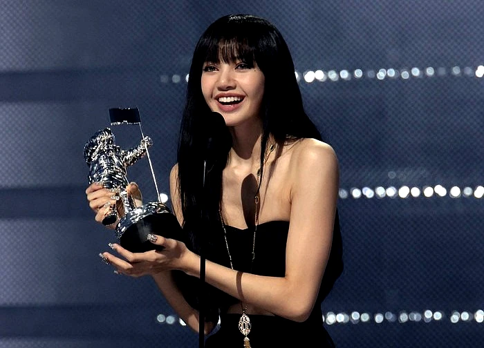 Thành viên nhiều tranh cãi nhất BLACKPINK bị kiện ngay sau khi làm nên lịch sử Kpop