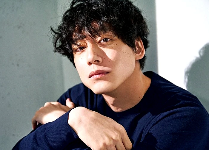 "Trai đẹp mặt muối" bao năm lăn lộn thành quốc bảo Nhật Bản, "vương miện liêm chính" tan tành vì phốt ngoại tình rúng động!