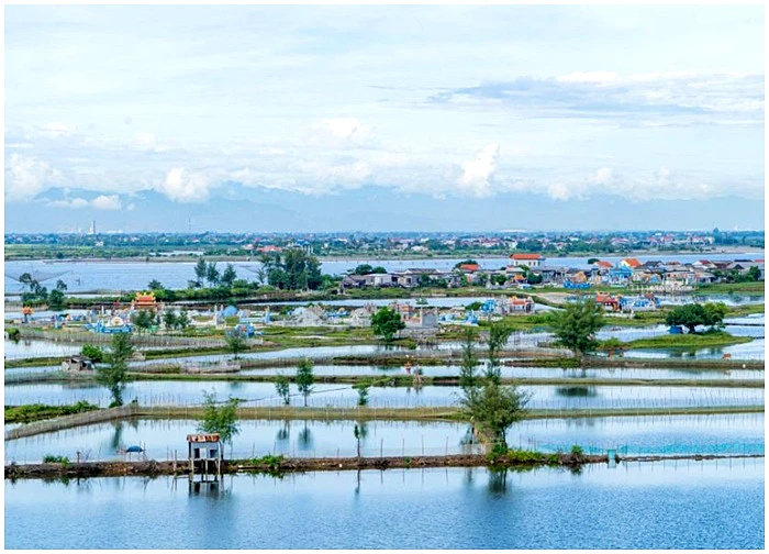 Vẻ đẹp yên bình ở cửa biển Thuận An (Huế)