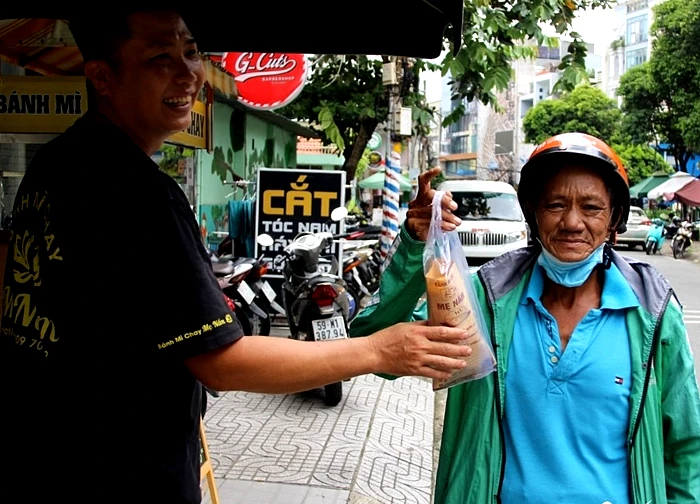 Vợ chồng ở TPHCM 'treo' hàng chục ổ bánh mì cho người cần mỗi ngày