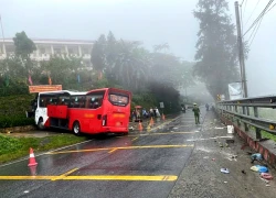 Xe khách chở 36 người mất phanh lao vào gần trường tiểu học