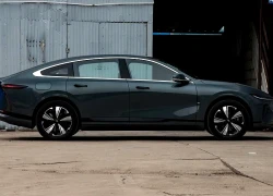 Xe sedan công suất 268 mã lực, giá gần 520 triệu đồng, cạnh tranh Toyota Camry