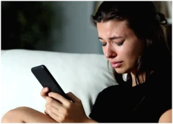 Tôi không ngờ chồng mình lại ngoại tình online, nhắn tin ngọt ngào với người phụ nữ lạ ngay khi tôi nằm bên cạnh