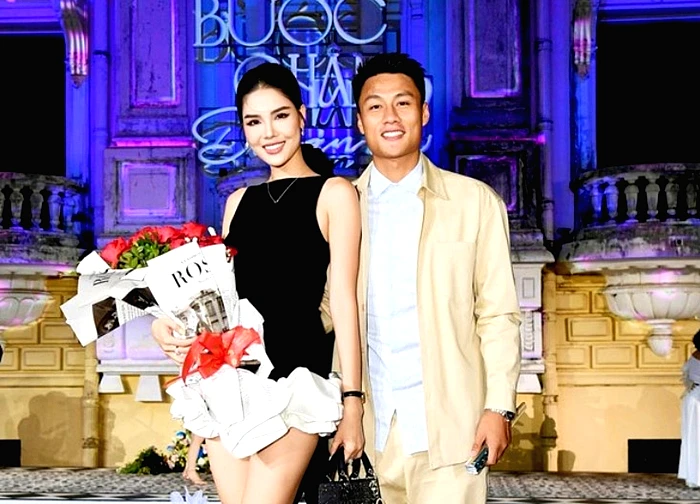 Bất ngờ với hình ảnh Kỳ Hân lam lũ bán tàu hũ vỉa hè, còn đâu chân dài sang chảnh bên Mạc Quân ngày nào