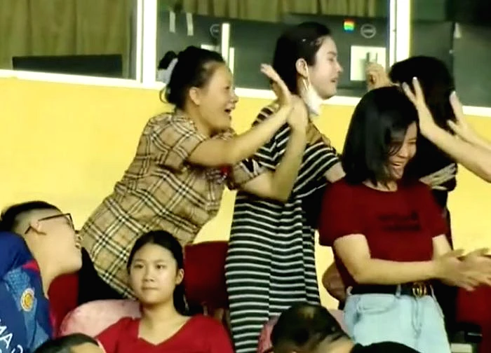 Chu Thanh Huyền 'mếu máo' tại sân bóng, fan hoảng?