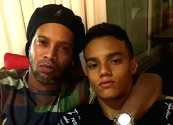 Con trai Ronaldinho theo chân người cha quái kiệt