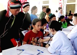 Khám bệnh và phát thuốc miễn phí cho người dân xã Đường Hồng