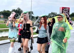 Khán giả đội mưa, xếp hàng chờ xem "Em xinh say hi"