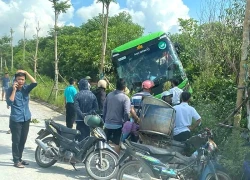 Ô tô limousine biến dạng sau tai nạn liên hoàn, người bị thương nằm la liệt trên cao tốc