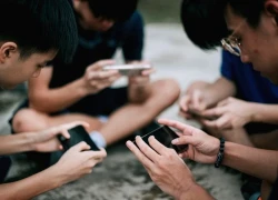 Phụ huynh Pháp 'đau đầu' kiểm soát việc dùng điện thoại của con trẻ