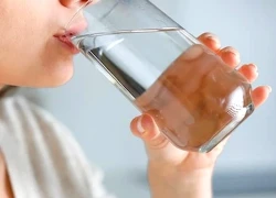7 tác hại từ việc thường xuyên đứng khi uống nước