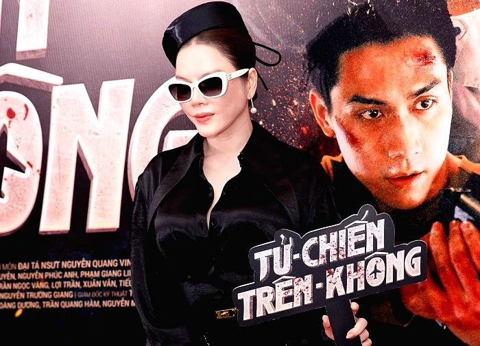 Bắt gặp Lý Nhã Kỳ sánh đôi bên trai trẻ kém 8 tuổi, nhưng ánh mắt khác lạ mới là điều khiến netizen xôn xao