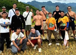 Khách Tây bốc gạch, tuốt lúa ở Hà Giang