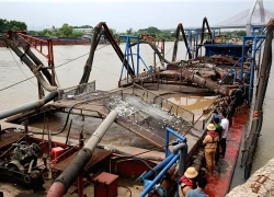 Phạt chủ tàu "rút ruột" dòng sông gần 200 triệu đồng, tịch thu tàu hút cát