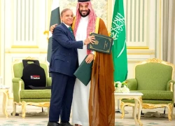 Saudi Arabia và Pakistan ký hiệp ước phòng thủ chung