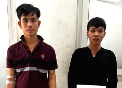 Thanh niên bị 2 đối tượng đánh tới tấp, cô gái đi cùng lao vào căn ngăn
